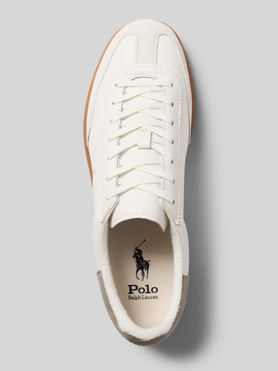 Produktfoto, sneakersy 'Sneaker aus echtem Rindsleder' von Polo Ralph Lauren, kolor kremowy, detale ze skóry bydlęcej, teksturowana podeszwa, kontekst: męskie sneakersy Polo Ralph Lauren