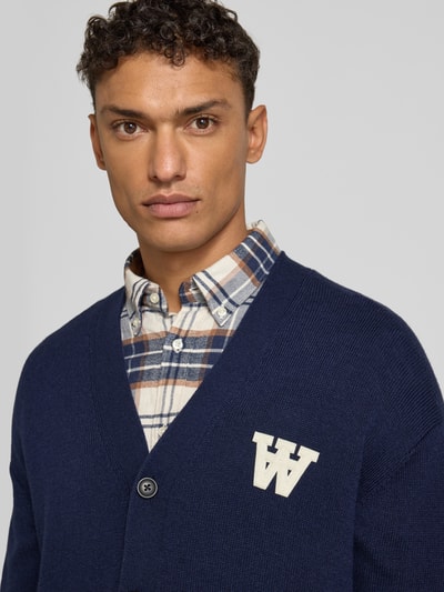 Wood Wood Strickjacke aus Lammwolle mit V-Ausschnitt Modell 'Tay' Marine 3