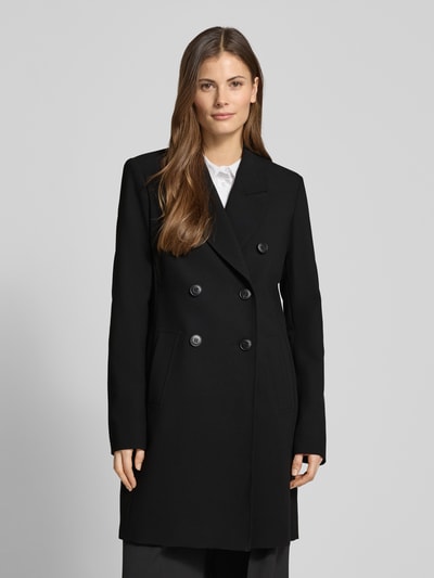 Frauenmodel trägt Regular Fit Mantel mit Viskose-Anteil von Fuchs Schmitt in Schwarz, Reverskragen, doppelte Knopfleiste, taillierte Passform, elastischer Material-Mix, Ganzkörperansicht von vorne