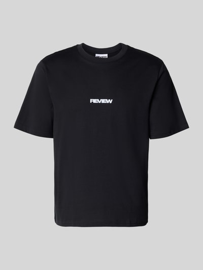 Produktfoto, T-Shirt mit Logo und Rundhalsausschnitt von REVIEW, czarna bawełna, krój relaxed fit, nadruk logo, długość tyłu w rozmiarze M 68 cm