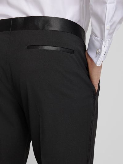 Männermodel trägt Regular Fit Stoffhose mit Viskose-Anteil von Christian Berg Men, Elastischer-Material-Mix, Nahaufnahme Rückansicht