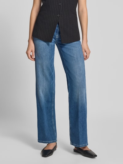 Vrouwenmodel draagt Straight Fit Jeans aus Baumwoll-Mix Modell 'TESS' van CAMBIO in blauw, structuur glad, dames straight jeans, detailopname benen