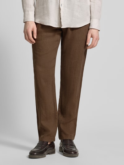 Männermodel trägt Leinenhose mit Schnürung und Gesäßtaschen von MCNEAL in Braun, Reines Leinen, Regular-Fit, Nahaufnahme Unterkörper. Bundweite 45 cm, Innenbeinlänge 84 cm, Größe M.