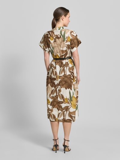 Frauenmodel trägt Midikleid mit Gürtel Modell 'Za44ritii' von ZABAIONE, Reine Baumwolle, Taillierter Schnitt, Tunikakragen, 1/2-Arm, Rückenlänge 115 cm, Brustweite 55 cm, Ärmellänge 15 cm, florales Muster in Beige und Braun, Ganzkörperansicht Rückansicht.