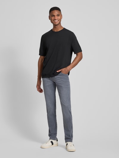Männermodel trägt Regular Fit Jeans mit Eingrifftaschen von bugatti in Grau, Baumwoll-Mix mit Stretch, Ganzkörperansicht von vorne.