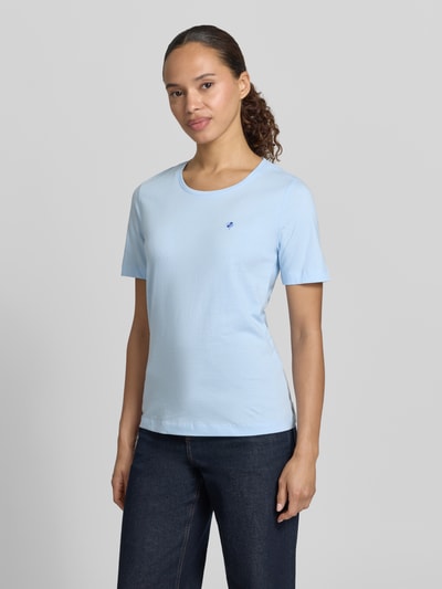 Frauenmodel trägt T-Shirt mit Motiv-Stitching und Rundhalsausschnitt von Christian Berg Woman, Reine Baumwolle, Regular-Fit, Damen T-Shirt, Rückenlänge bei Größe S 59 cm, hellblau mit glatter Textur, Ganzkörperansicht von vorne.
