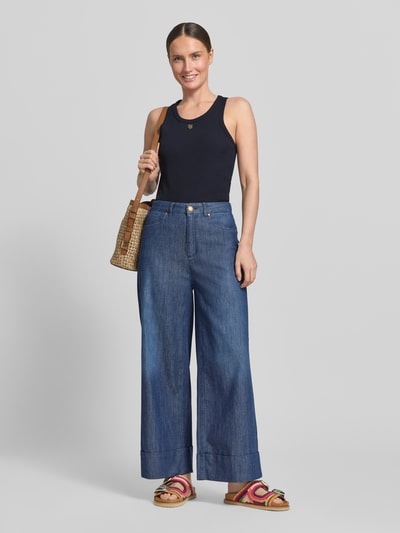 Frauenmodel trägt Slim Fit Top mit Logo-Applikation von Liu Jo White in Dunkelblau, elastischer Baumwoll-Mix, Rundhalsausschnitt, Ganzkörperansicht von vorne.