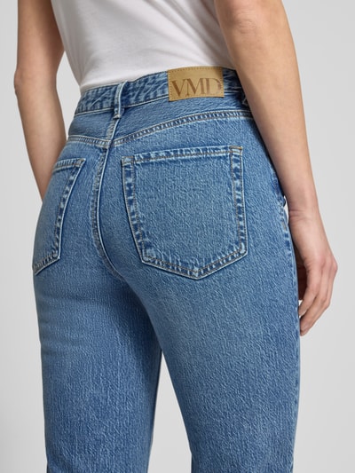 Frauenmodel trägt Straight Fit Jeans aus Baumwoll-Mix Modell 'TESSA' von Vero Moda in Blau mit Label Patch, Detailaufnahme Rückenpartie.