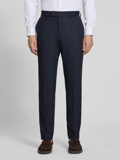 Männermodel trägt Slim Fit Anzug mit Schurwoll-Anteil Modell 'HUGE' von BOSS in Dunkelblau mit feinem Allover-Muster, Nahaufnahme Unterkörper.