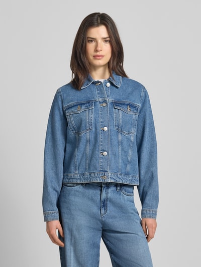 Kobiece model prezentuje kurtka jeansowa Relaxed Fit Jeansjacke aus Baumwoll-Mix model 'CENA-KORI LIG B' od Selected Femme, efekt: jednolity kolor, krój relaxed fit, wykładany kołnierz, listwa guzikowa, pas na plecach, szwy, nity, długi rękaw, mankiet, wpuszczane kieszenie, kieszenie na piersi, wykończenie materiału: denim, mieszanka bawełny; zdjęcie: całkowity widok z przodu.