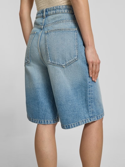Vrouwenmodel draagt Bermudas aus Denim im Used-Look van Jake*s Casual, lichtblau met steekzakken, relaxed fit, binnenbeenlengte maat 36: 59 cm, bandwijdte maat 36: 36 cm, denim met used-look textuur, ganzkörperansicht achteraan.