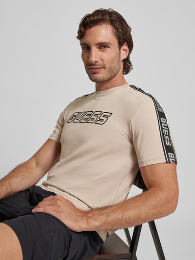 Guess Activewear T-shirt z napisem z logo model ‘ARLO’ Beżowy 3