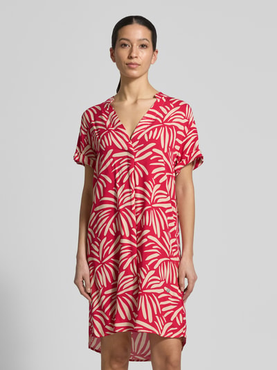 Kobiece modelka nosi Relaxed Fit sukienka z czystej wiskozy model 'Mary' od ZABAIONE, kwiatowy nadruk na całej powierzchni, tunikowy dekolt, krótki rękaw, długość tyłu w rozmiarze S: 94 cm, szerokość w rozmiarze S: 52 cm, długość rękawów w rozmiarze S: 18 cm, kolor czerwony z jasnym wzorem, widok całej sylwetki z przodu.