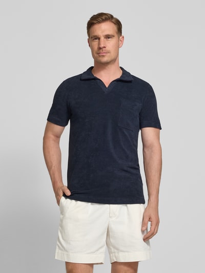 Męskimodel nosi Relaxed Fit Poloshirt mit V-Ausschnitt od Lindbergh, mieszanka bawełny, frota, brustasza, długość tyłu w rozmiarze M: 76 cm, widok całej sylwetki z przodu
