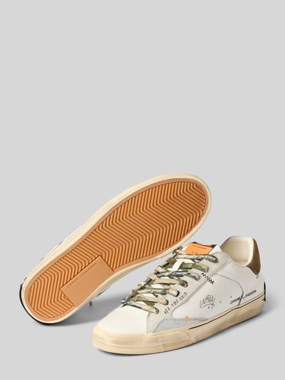 Produktfoto, Sneaker mit Label-Print von Crime London, abgerundete Form, Schnürverschluss, strukturierte Sohle, Kontrastbesatz, weiß-beige-orange, Absatzhöhe 3 cm, Schafthöhe 8 cm, Schaftweite 10 cm