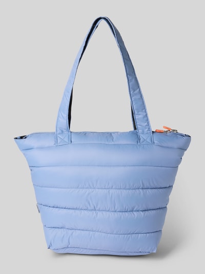 Produktfoto, hellblaue Shopper mit Label-Detail Modell 'CARON' von SAVE THE DUCK mit Steppnähten, Reißverschluss und Tragehenkeln, weiche Oberfläche
