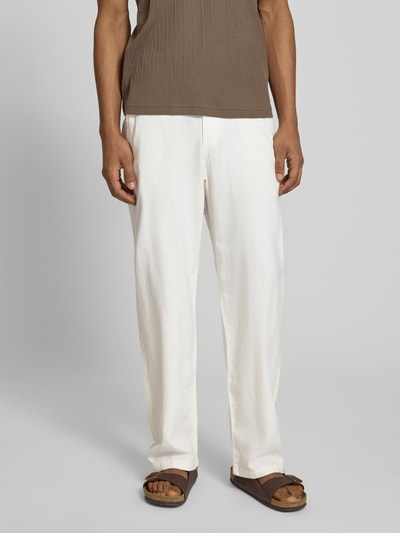 Männermodel trägt Loose Fit Hose aus Baumwoll-Leinen-Mix Modell 'BRODY' von SELECTED HOMME, unifarben, Nahaufnahme Unterkörper.