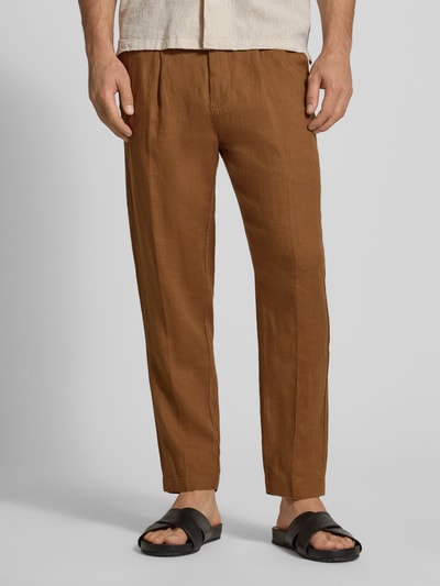 Männermodel trägt Hose mit Gesäßtaschen Modell 'PANTALACCIO LINO' von MARKUP, Reine Baumwolle, Regular-Fit, braun, Nahaufnahme Unterkörper. Bundweite bei Größe 50: 44 cm, Innenbeinlänge: 71 cm.