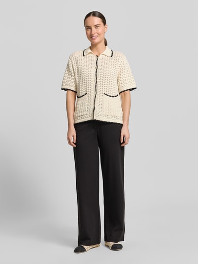Frauenmodel trägt Wide Fit Stoffhose mit Viskose-Anteil Modell 'Nanni' von FREE/QUENT, Elastischer-Material-Mix, schwarze Farbe, Ganzkörperansicht von vorne.