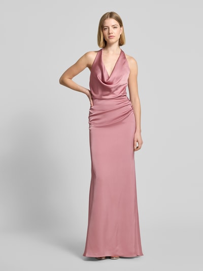 Vrouwenmodel draagt avondjurk met diep rugdecolleté en halter van Mascara, satijn, nauwsluitend model, maxi-jurk, cascadehals, plooien, haakjessluiting en ritssluiting achter, kleur oudroze, gladde textuur, voorkant, volledige lichaamsopname.