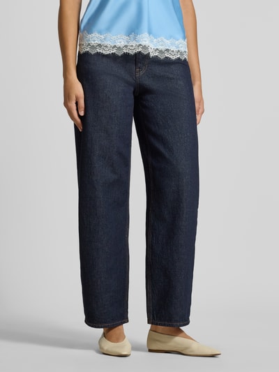 Frauenmodel trägt Barrel Jeans aus Baumwoll-Mix Modell 'GRACE' von PIECES in Dunkelblau, lockerer Schnitt, Damen Barrel Jeans, Nahaufnahme Unterkörper.