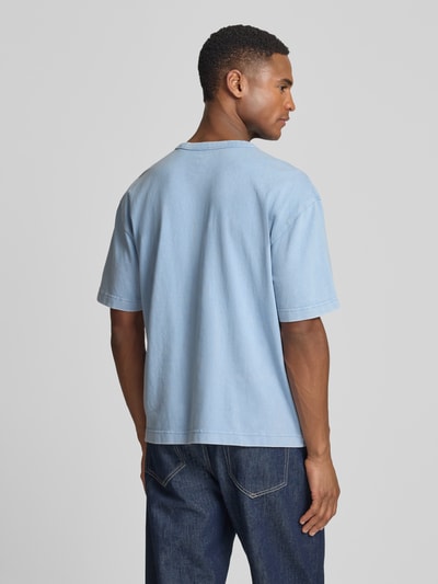 Męski model nosi Cropped T-Shirt mit Rundhalsausschnitt von GAP, błękitna bawełna, prosta forma, długość tyłu w rozmiarze M: 63 cm, całe ciało, widok z tyłu