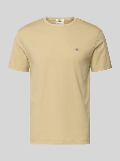 Produktfoto, Regular Fit T-Shirt mit Logo-Stitching von Gant, bawełna, krój regular fit, okrągły dekolt, długość tyłu 68 cm w rozmiarze M, beżowy kolor