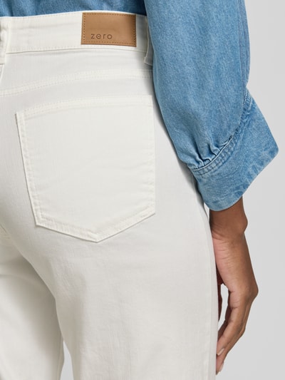 Frauenmodel trägt Wide Leg Jeans im 5-Pocket-Design von Zero aus Baumwoll-Mix mit Stretch, cremefarben, Detailaufnahme Rückansicht.
