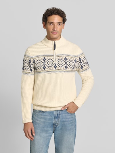 Männermodel trägt Norwegerpullover aus Woll-Mix mit Troyer-Kragen von RAGMAN, cremefarben mit blauem Muster, Regular Fit, Ganzkörperansicht von vorne.