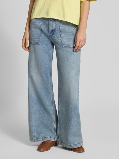 Frauenmodel trägt Flared Leg Jeans aus reiner Baumwolle Modell 'CAYA' von Marc O'Polo in Denim-Optik, 5-Pocket-Design, helle Waschung, Ganzkörperansicht von vorne.