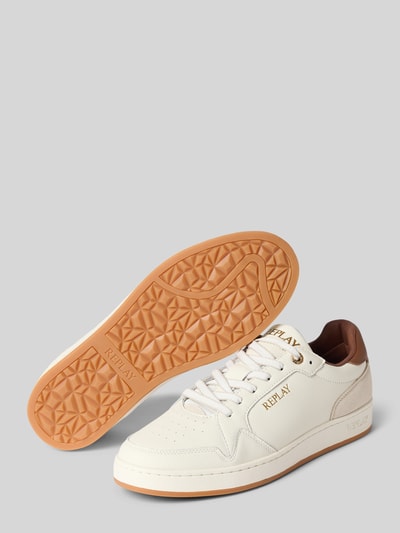 Produktfoto, Sneakersy z zaokrąglonym czubkiem Replay, model 'SMASH SMART', wiązanie, detale z logo, wysokość obcasa 3 cm, wysokość cholewki 6 cm, szerokość w rozmiarze 44: 8 cm, kolor biały z brązowym akcentem, tekstura gładka, wyraźna podeszwa