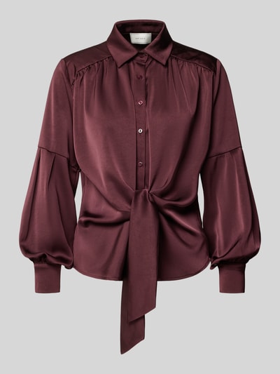 Produktfoto, Hemdbluse mit Knopfleiste von Neo Noir in Bordeaux, Satin, Schleifen-Detail, Raffungen, lockerer Schnitt, Material-Mix mit Stretch-Anteil