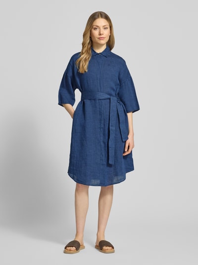 Vrouwenmodel draagt Leinenkleid aus reinen Leinen Modell 'Derby' van 0039 Italy, donkerblauw, getailleerd, halflange mouwen, platte kraag, volledige knoopsluiting, semi-transparant, afneembare stoffen band, maat S ruglengte 96 cm, borstwijdte 59 cm, mouwlengte 24 cm, volledig zicht van voren