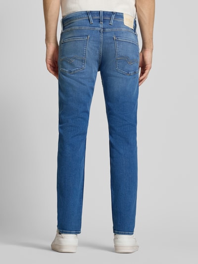 Męski model nosi Jeans mit 5-Pocket-Design Modell 'Anbass' od Replay, bawełna z domieszką elastanu, krój regular fit, całkowity widok z tyłu.