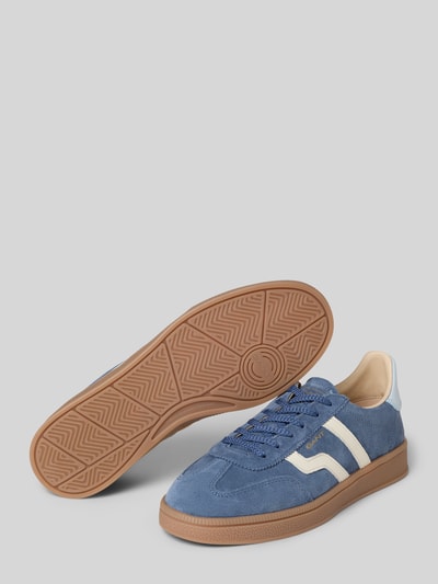 Produktfoto, Sneaker aus echtem Leder Modell 'Cuzima' von Gant in blauw met witte details, afgeronde pasvorm, logo-design, geprofileerde zool, hakhoogte maat 40: 3 cm, schachthoogte maat 40: 8 cm, schachtbreedte maat 40: 7 cm