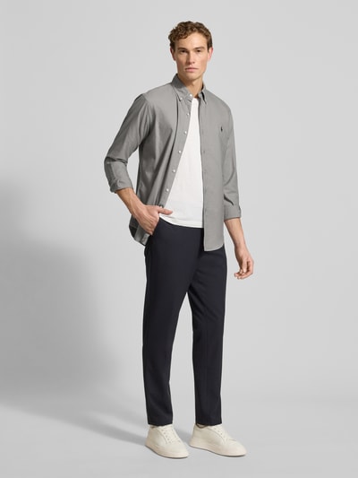 Männermodel trägt Freizeithemd mit Knopfleiste von Polo Ralph Lauren aus Reine Baumwolle, Regular-Fit, Button-Down-Kragen, Label-Stitching, grauer Farbton, Rückenlänge 80 cm, Schulterbreite 45 cm, Ärmellänge 64 cm, Ganzkörperansicht von vorne.