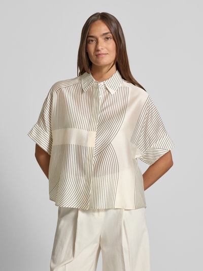 Vrouwenmodel draagt Boxy Fit blouse uit lyocellmix model 'Zulin' van Someday in crèmekleur met fijne lijnprint, overhemdkraag, verborgen knoopsluiting, ruglengte maat 36: 60 cm, mouwlengte maat 36: 20 cm, vooraanzicht bovenlichaam.