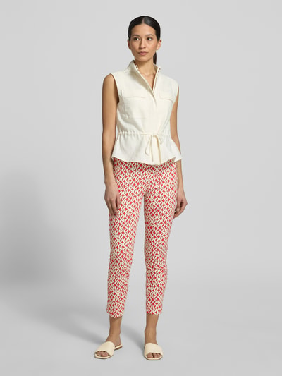 Frauenmodel trägt Slim Fit Hose in verkürzter Passform von Christian Berg Woman, Baumwoll-Mix mit Stretch-Anteil, Allover-Look, Ganzkörperansicht von vorne.