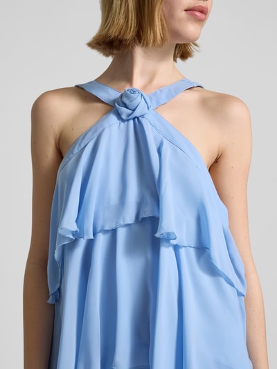 Frauenmodel trägt Volant Abendkleid mit V-Ausschnitt Modell 'FELICIA' von Vero Moda, Optik: Unifarben, Materialverarbeitung: Chiffon, Nahaufnahme Oberkörper.