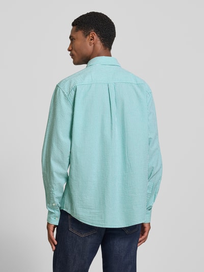 Männermodel trägt Regular Fit Freizeithemd mit Logo-Stitching von MCNEAL in Türkis-Weiß, Reine Baumwolle, Rückenlänge 69 cm, Ganzkörperansicht Rückansicht.