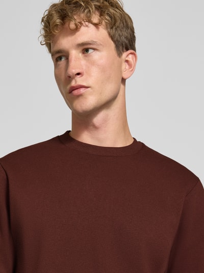 Männermodel trägt Regular Fit Sweatshirt mit Baumwoll-Anteil Modell 'Bradley' von JACK & JONES, glatte Textur, Nahaufnahme Oberkörper.