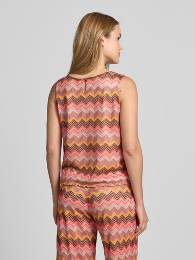 Frauenmodel trägt Relaxed Fit Top on Häkel-Optik Modell 'Toffee' von Milano Italy, bunt gemustert, Rückenansicht, Damen T-Shirt, Rückenlänge 52 cm bei Größe S.