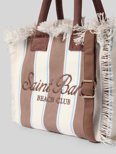 Produktfoto, Handtasche mit Label-Print und Fransen Modell 'COLETTE' von MC2 Saint Barth aus Reiner Baumwolle, braun-weiß gestreift, Label-Print, Hauptfach mit Reißverschluss, Tragehenkel, Fransendetails, Größe 1: 28 cm Breite, 23 cm Länge, 14 cm Tiefe, Schulterriemen 117 cm.