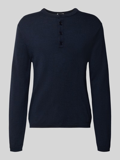 Produktfoto, Strickpullover mit Henley-Kragen von DRYKORN aus reiner Baumwolle in Dunkelblau, gerader Schnitt, gerippte Abschlüsse