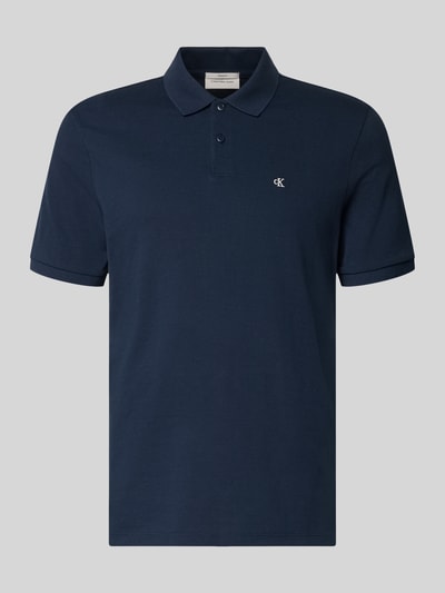 Produktfoto, Straight Fit Poloshirt mit Label-Stitching von Calvin Klein Jeans in Dunkelblau aus reiner Baumwolle, Polokragen, gerippte Ärmelabschlüsse