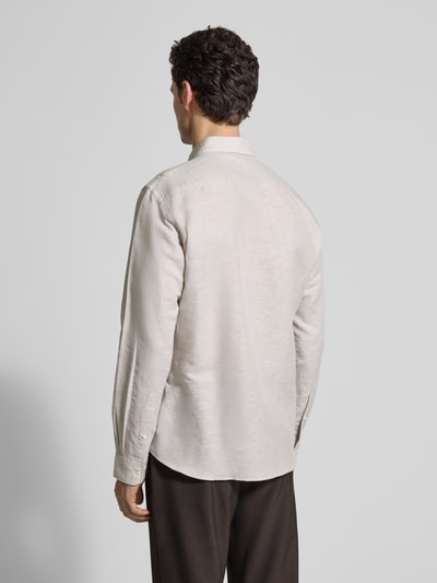 Männermodel trägt Regular Fit Vrijetijdsoverhemd aus mix van katoen en linnen von Jake*s in licht beige, schouderbreedte 50 cm, ruglengte 75 cm, mouwlengte 66 cm, Kentkraag, knoopsluiting, ganzkörperaanzicht rückansicht.