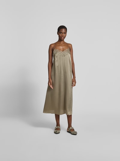 Frauenmodel trägt Relaxed Fit Midikleid mit Spitzenbesatz von Iro aus Satin in Beige mit V-Ausschnitt und Spaghettiträgern, Ganzkörperansicht von vorne.