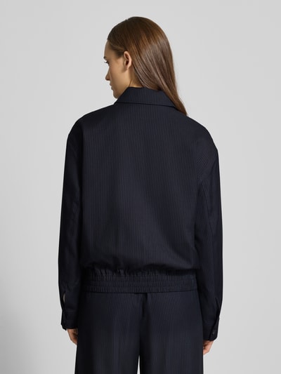 Frauenmodel trägt Lässige Blousonjacke mit Nadelstreifen von Review im dunkelblauen Material-Mix mit Viskose-Anteil, Ganzkörperansicht Rückansicht.