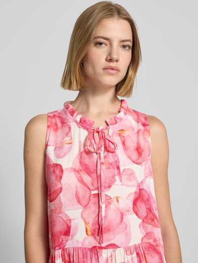 Frauenmodel trägt Midikleid aus Viskose Modell 'Vi44vii' von ZABAIONE, Allover-Look in Rosa, Nahaufnahme Oberkörper, A-Linie, Stehkragen