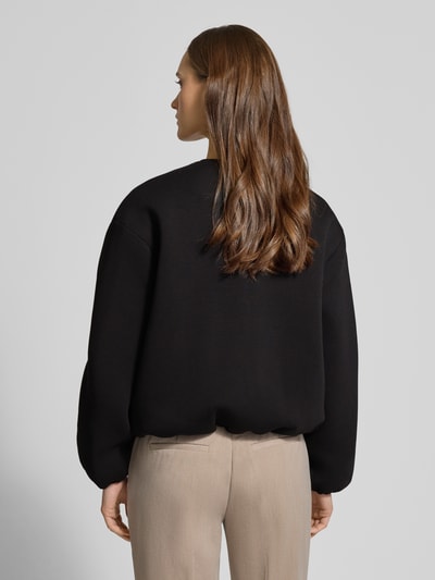 Frauenmodel trägt Regular Fit Sweatjacke mit Viskose-Anteil Modell 'ELLIE' von ONLY, Optik: Unifarben, Ganzkörperansicht Rückansicht.